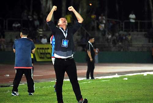 南華教練列卡度振臂高呼慶祝勝利