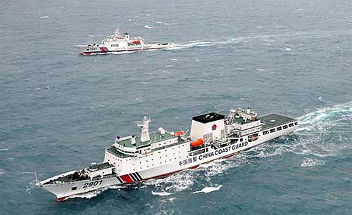 目前全世界噸位最大的海警船“海警2901」船與5000噸級大型執法船聯合海上航行的畫面。「海警2901」排水量達1.2萬噸，目前隸屬中國海警東海分局。