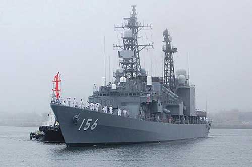 與中俄艦隊對峙的日本護衛艦「瀨霧」號（資料圖）