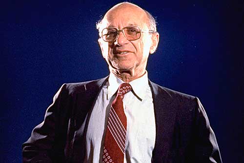 偏右的自由市場主義經濟學家米爾頓·弗里德曼，他1962年提出的「負所得稅」可以算是「UBI」的一個早期版本