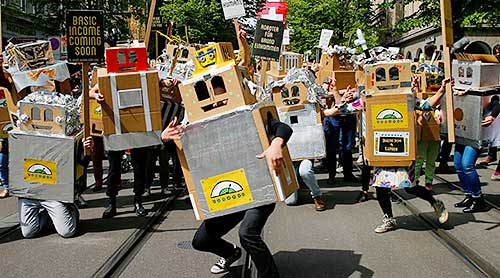 支持「基本收入」政策的瑞士人打扮成機器人遊行，警示機器會讓人類失業