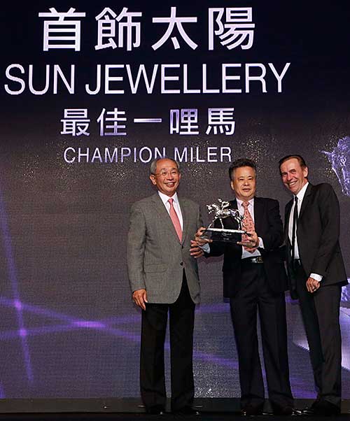 「首飾太陽」當選最佳一哩馬，馬主董滿輝（中）由練馬師蔡約翰（右）陪同領獎。