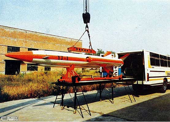 大陸當年的「鷹擊1號」空艦型導彈，該彈的兩台液體燃料衝壓發動機裝在彈體外部兩側，其總體尺寸、重量數據類似「雄風3」，但因為戰鬥部大了一倍，射程就只有後者的一半不到了
