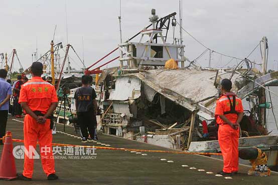 由於戰鬥部沒有引爆，漁船上層建築被撞倒，沒有沉沒