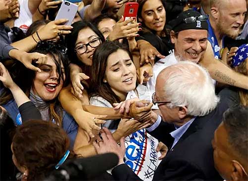 2016年5月，桑德斯在加州卡森競選演講中受到支持者熱烈歡迎。