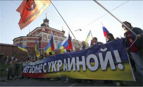 2013 年11 月22 日，大約3000 人冒雨聚集在基輔市中心獨立廣場，抗議政府放棄與歐盟簽署聯繫國協定，烏克蘭危機爆發