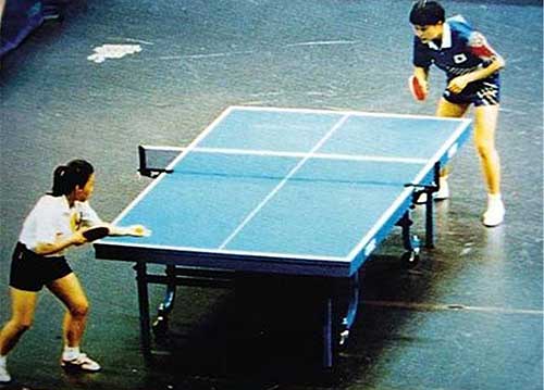 何智麗（右上）在與鄧亞萍的決賽中口稱「喲西」激怒了非常多的中國人