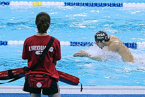圖為「飛魚」菲爾普斯在在里約奧運的泳池練習時，一名救生員就在池邊看着他。