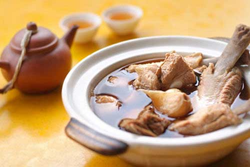 ▍風靡於閩、粵和新馬地區的華人飲食「肉骨茶」，其做法是使用當歸、党參等藥材與豬骨或豬肉長時間烹煮。與老火湯一樣，肉骨茶也是葯膳進入飲食領域的例子。儘管叫做「茶」，肉骨茶在吃法和檔次上其實更接近黃燜雞米飯