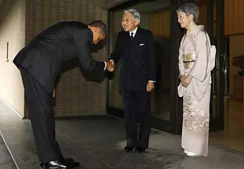 甚至奧巴馬還因為鞠躬鞠過了頭，被批評有損美國尊嚴。