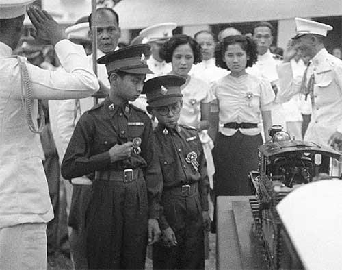 1938年，13歲的「拉瑪八世」（左）與普密蓬在曼谷出席活動