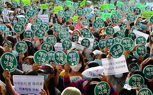 26日，梨花女子大學學生髮表時局宣言並抗議示威