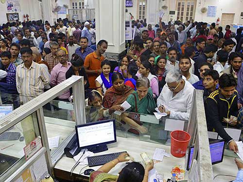 印度各地銀行出現不同程度的排隊現象