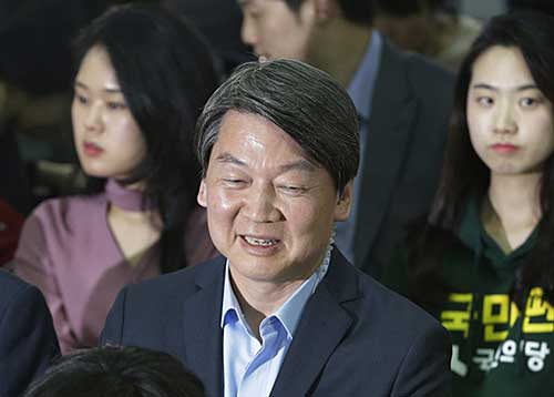 南韓國會大選，國民之黨表現亮眼，讓黨魁安哲秀笑的合不攏嘴