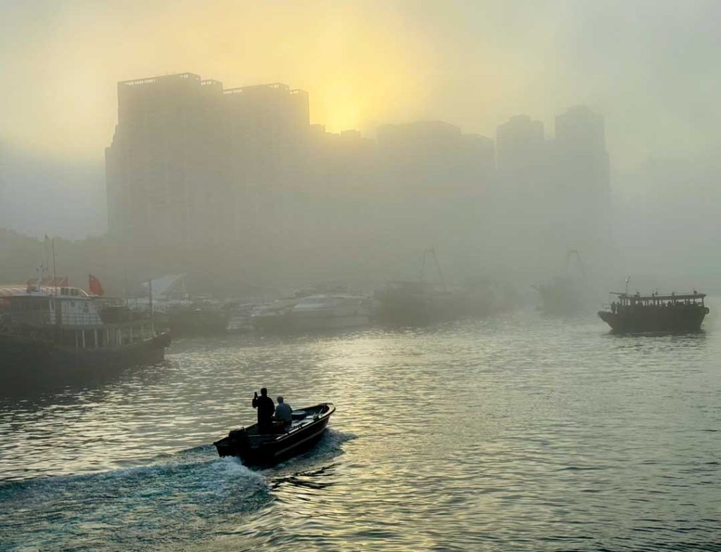 香港仔避風塘：漁船在霧中航行