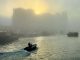香港仔避風塘：漁船在霧中航行